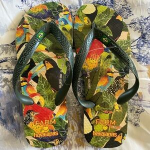 NWOT Havaianas Vibrant Bird and Leaf Flip Flops